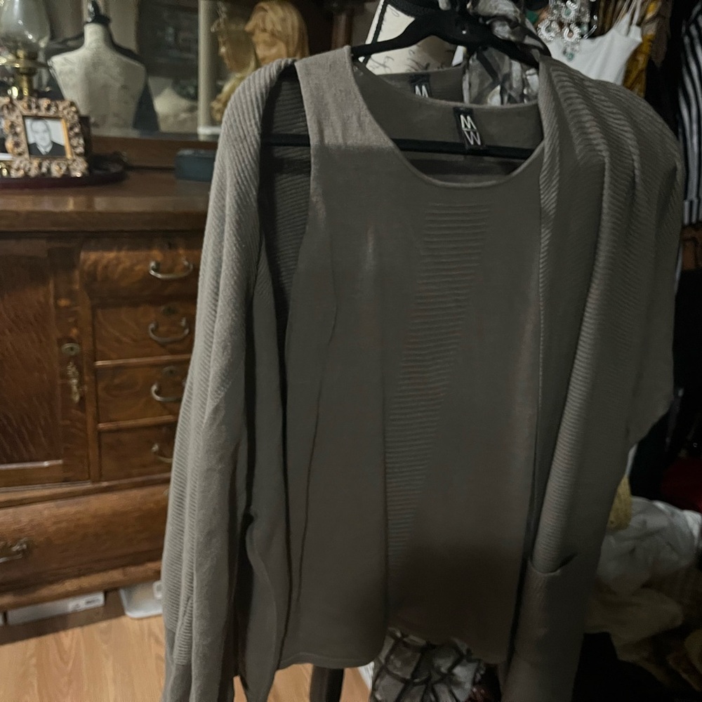 2 piece knit  olive marla wynne  knit set perfect for work or anytime .